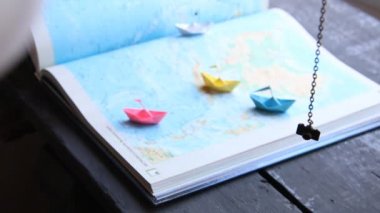 Seyahat Dünya fikir, yaz tatili - harita üzerinde kağıt tekneler