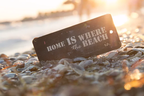 Hem är där stranden är. Solnedgången, havet och text. — Stockfoto