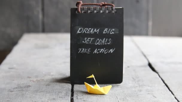 Dream Big - Set doel - actie ondernemen, handschrift op notebook cover — Stockvideo