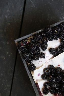 Böğürtlen masada, sağlıklı gıda fikir