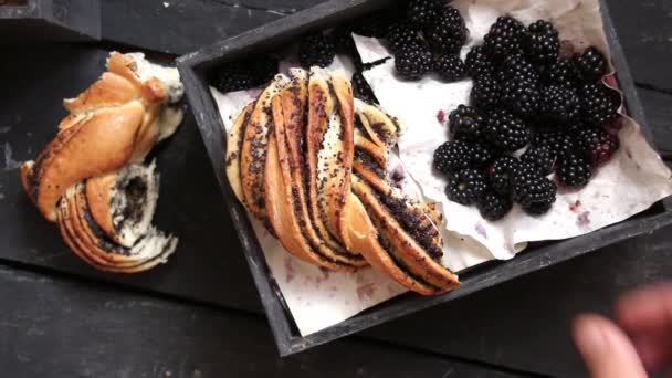 新鮮なブラックベリーと素朴なパン、朝食や昼食のコンセプト — ストック動画