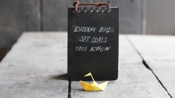 Dream Big - Set Goal - Take Action, почерк на обложке ноутбука — стоковое видео
