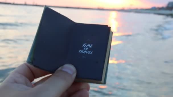 Čas cestování, ruka drží knihu s nápisem — Stock video