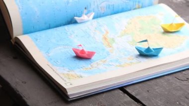 seyahat, turizm veya tur fikir, kağıt tekne ve harita