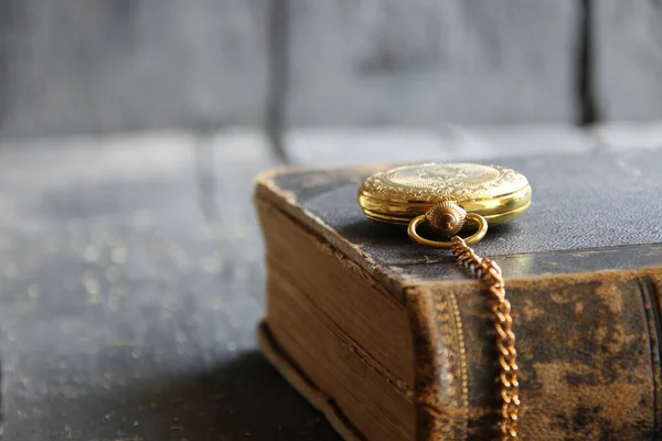 Vintage Bildungshintergrund mit Taschenuhr und Buch — Stockfoto