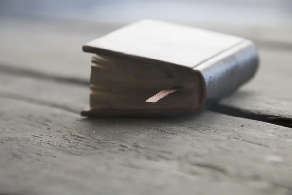 Винтажная книга на деревянной полке, образование или научная идея — стоковое фото