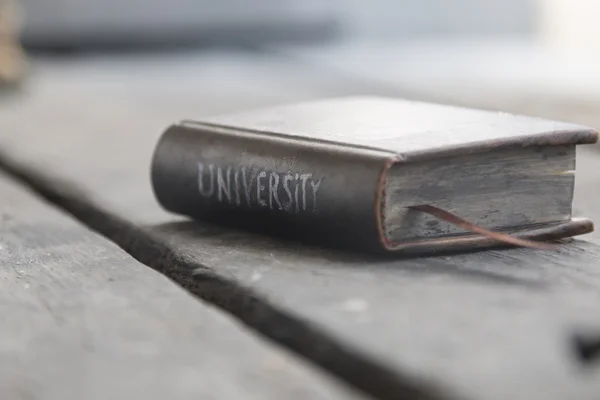 Universitätsidee - Text und altes Buch — Stockfoto