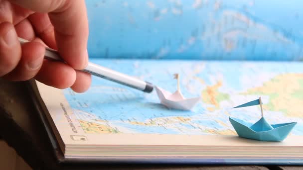 Viaje, viaje o concepto de turismo, barcos de papel en el atlas del mar — Vídeo de stock