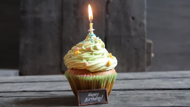 Pastel con una vela, vela de cumpleaños que acaba de ser apagada con humo — Vídeos de Stock