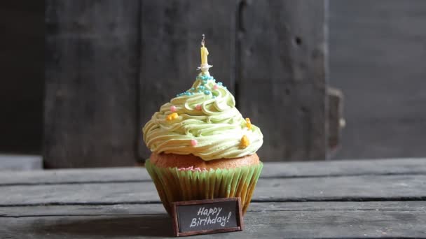 Feliz cumpleaños texto y pastel con una vela. Mens mano enciende una vela . — Vídeos de Stock