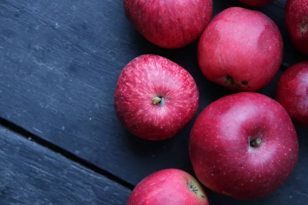 Mele rosse mature e succose su un tavolo d'annata. Contesto alimentare. — Foto Stock