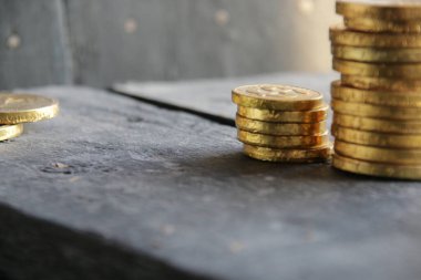 Para büyüme konsepti. Eski tarz. Yığınla altın para.