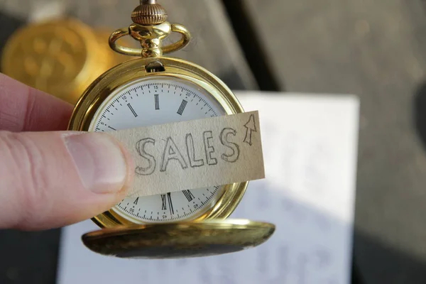 Ide pertumbuhan penjualan. Inskripsi dan jam saku emas. — Stok Foto