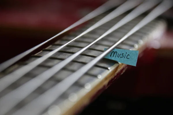 Conceito criativo de música. Etiqueta e cordas de baixo. — Fotografia de Stock