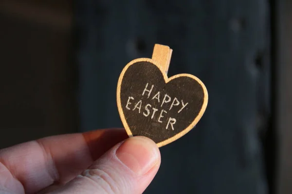 Frohe Ostern. Die Hand hält ein Herz mit der Aufschrift. — Stockfoto