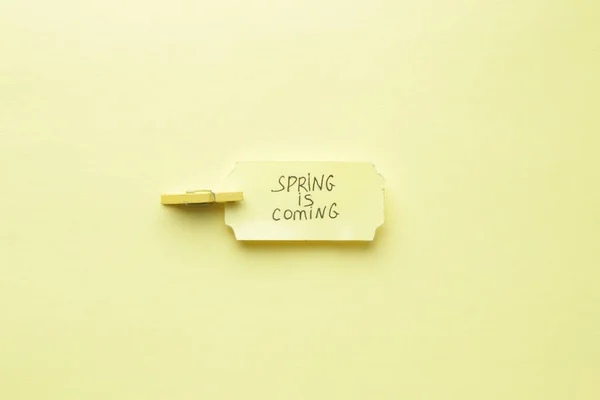 Wiosna nadchodzi kreatywna koncepcja. Napis odręczny. — Zdjęcie stockowe