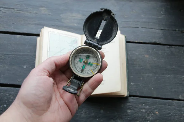 Hand Holding Navigational Compass Fundo Mapa Vintage — Fotografia de Stock