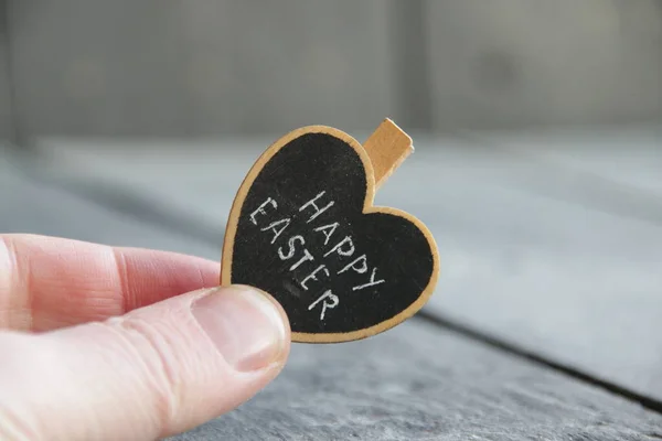 Frohe Ostern Die Hand Hält Ein Herz Mit Der Aufschrift — Stockfoto