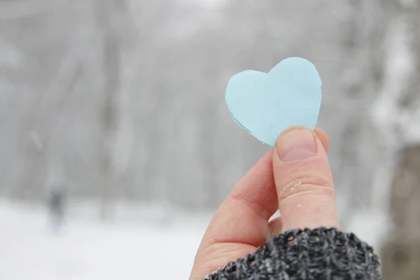 Happy valentines day. Hand holds a paper heart. — Stock Photo, Image