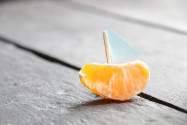 Yaz tatili konsepti. Eski bir masada gemi..