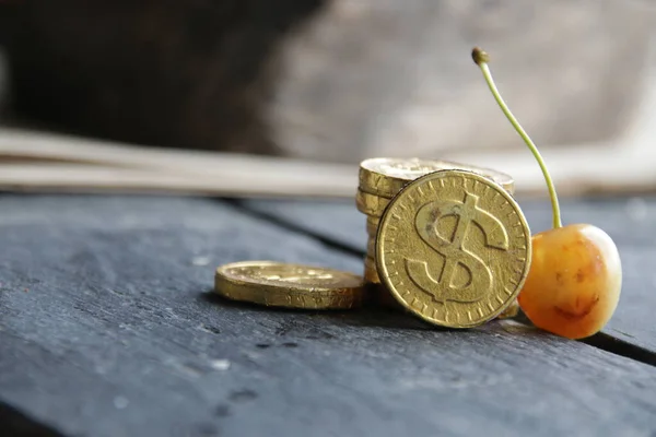 Gewinnwachstumskonzept und Smile-Idee. Eine Kirsche mit einem Lächeln. Und Geld. — Stockfoto