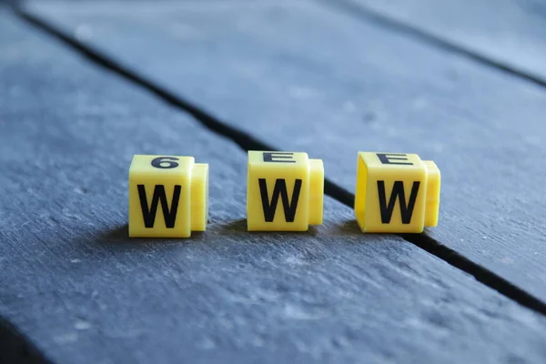 Text Www. Gula bokstäver på vintage bakgrund. — Stockfoto