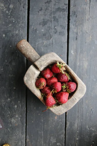 Fresh juicy strawberries in a wooden container. — Stock Photo, Image