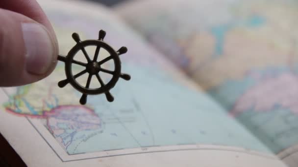 Идея летнего путешествия. Рука держит смольное морское рулевое колесо — стоковое видео