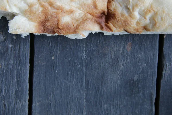 Fondo para el menú. Lavash de pan georgiano sobre fondo rústico oscuro — Foto de Stock