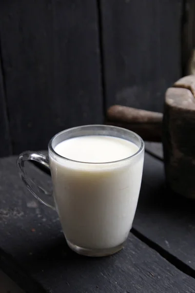 Vaso de leche sobre un hermoso fondo vintage. —  Fotos de Stock