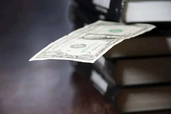 Högen av böcker och pengar — Stockfoto