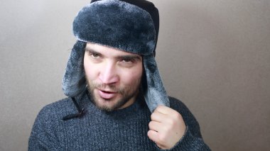 Dondurucu soğuk genç adam,