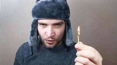 Bir maç tutan adam el.