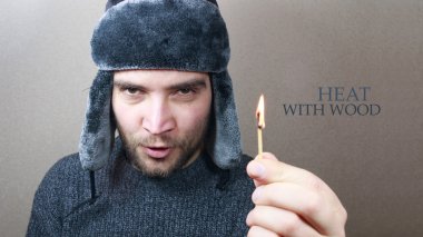 Ahşap ile ısı! Bir maç tutan adam el.