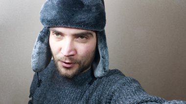 Dondurucu soğuk genç adam,