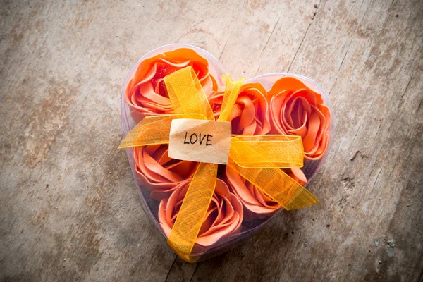 Amor y caja con flores —  Fotos de Stock