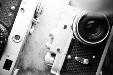 Tablo üzerinde eski retro fotoğraf makinesi.