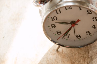 Masadaki retro alarm saati