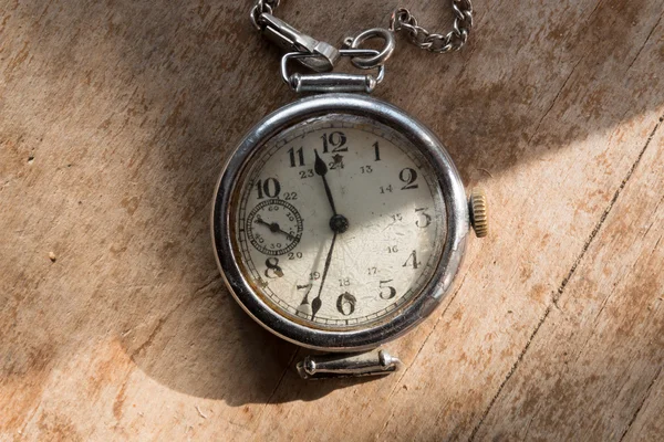 Vintage horloge op een houten achtergrond. — Stockfoto