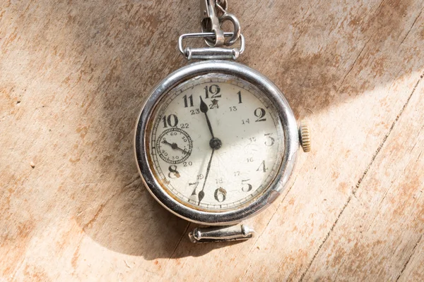 Vintage horloge op een houten achtergrond. — Stockfoto