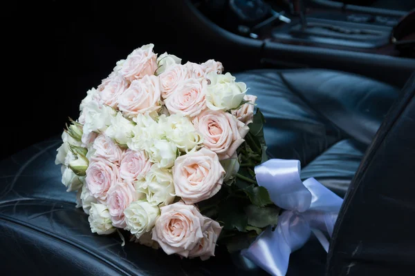 Bridal bouquet in the car — Stock Photo, Image