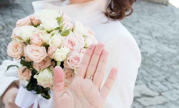 Dedo con una sonrisa, idea de novia feliz — Foto de Stock