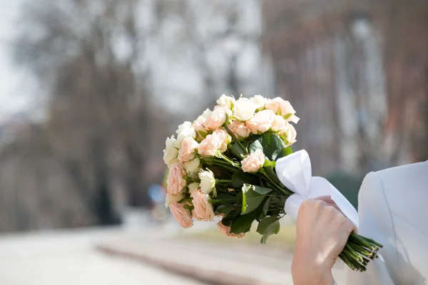 El ramo en las manos de la novia — Foto de Stock