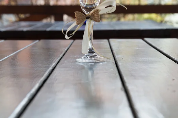 Düğün cam masanın üzerine — Stok fotoğraf