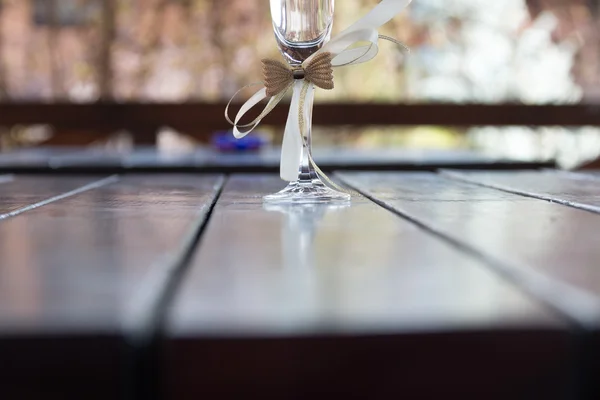 Svatební sklenice na stole — Stock fotografie