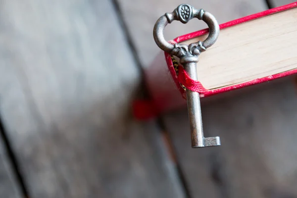 Livro chave e velho — Fotografia de Stock