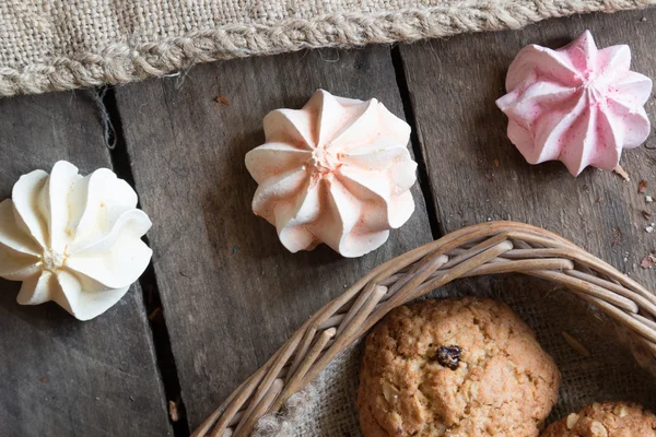 Cookies in een mand en marshmallows — Stockfoto