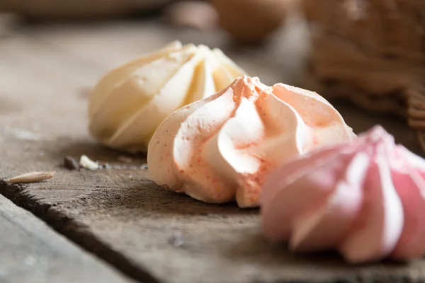 Marshmallow op een houten tafel, rustieke stijl — Stockfoto