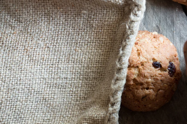 Cookies op een oude houten tafel — Stockfoto