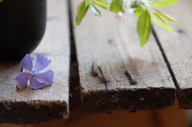 yaprak ve çiçek üzerinde ahşap masa